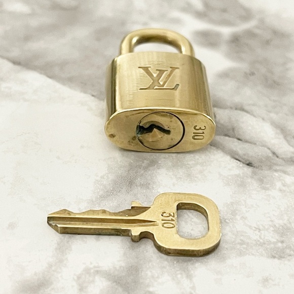 ✨AUTHENTIC✨ Louis Vuitton Lock & Key #310 with White Floral Unbranded Key Holder - Picture 4 of 7